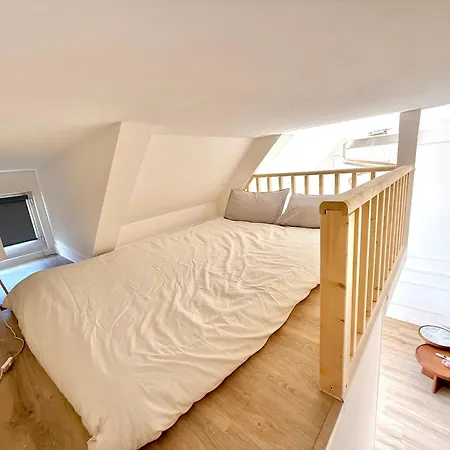 Little Lv2 Au Cœur De L'avenue Des Champs-elysées Arc De Triomphe Parigi