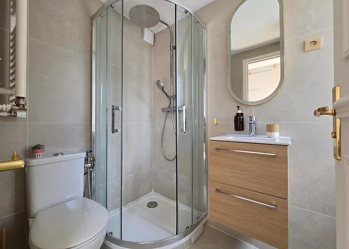 Lv2 Au Coeur De L'avenue Des Champs-elysees Arc De Triomphe