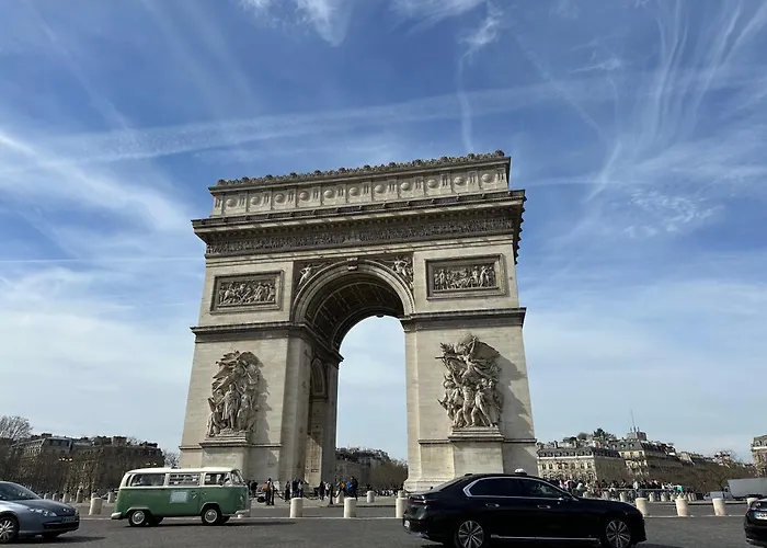 Lv2 Au Coeur De L'avenue Des Champs-elysees Arc De Triomphe Paris